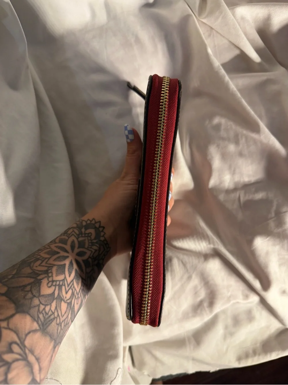 Classic Dooney & Bourke Black and Red Leather Zip Wallet - Unbranded